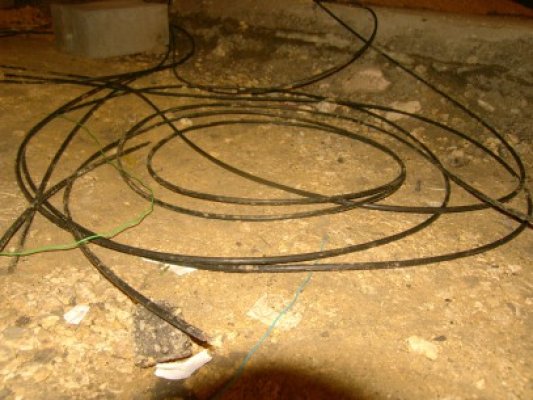 Abonaţii Romtelecom, lăsaţi fără ton: un individ a tăiat cablurile de telecomunicaţii